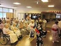 ボランティアスタッフによる日本舞踊を鑑賞